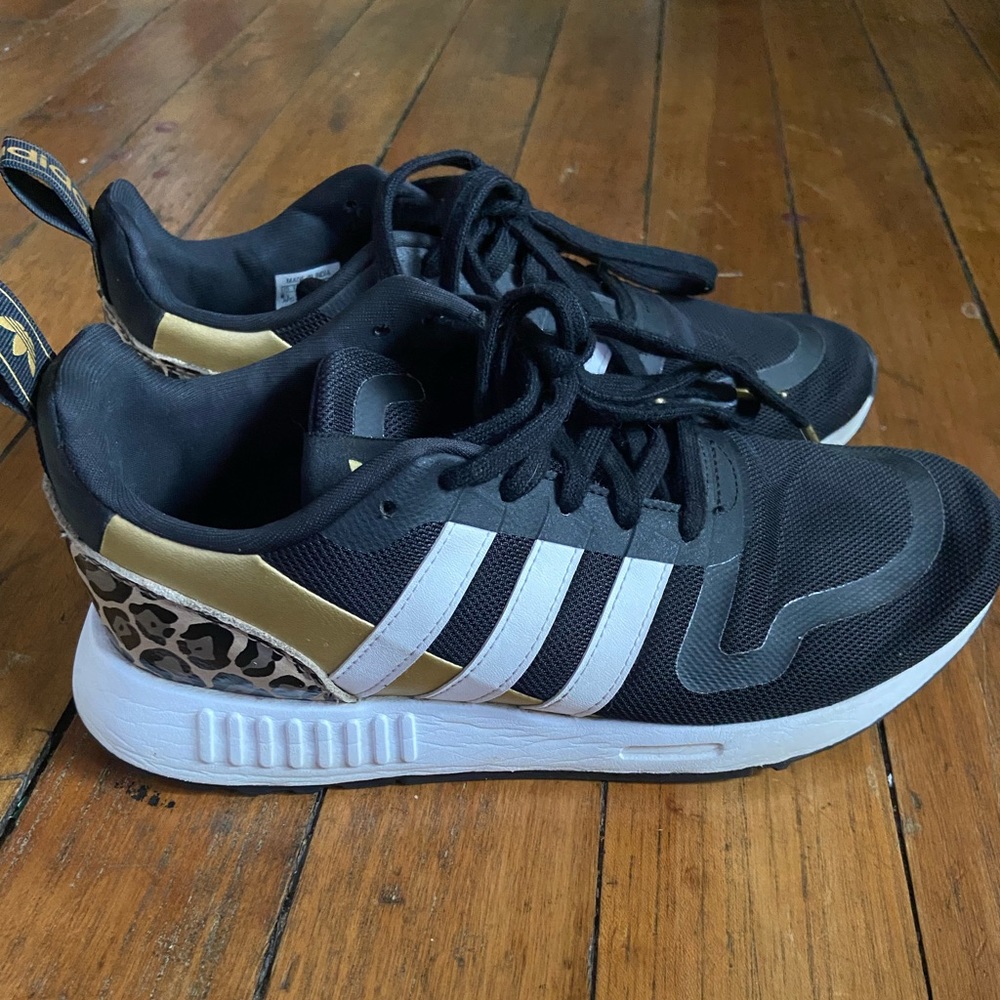 Adorable Black adidas sneakers!